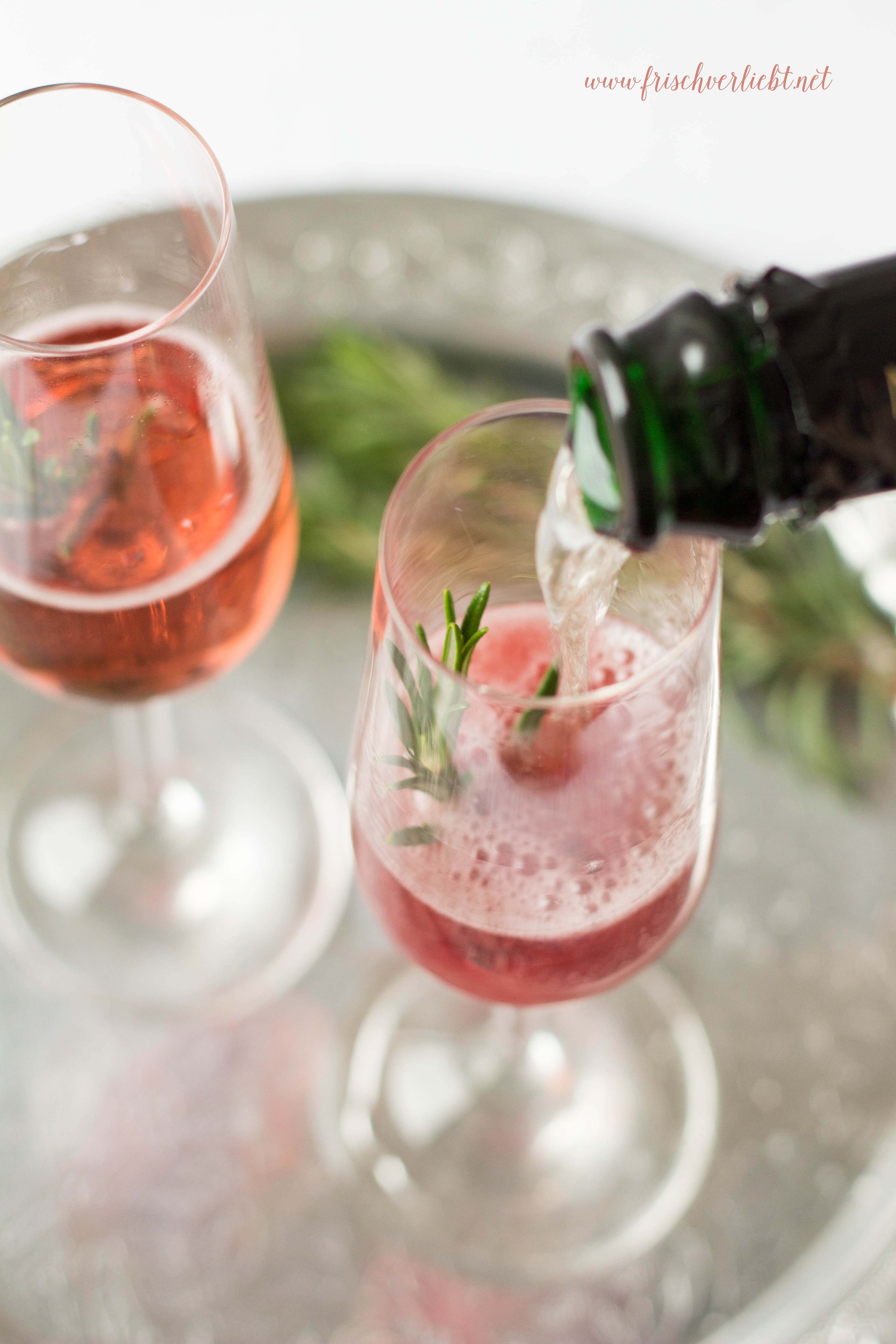 Prosecco Mit Rosmarin Und Creme De Cassis Frisch Verliebt Mein Blog Fur Food Und Lifestyle