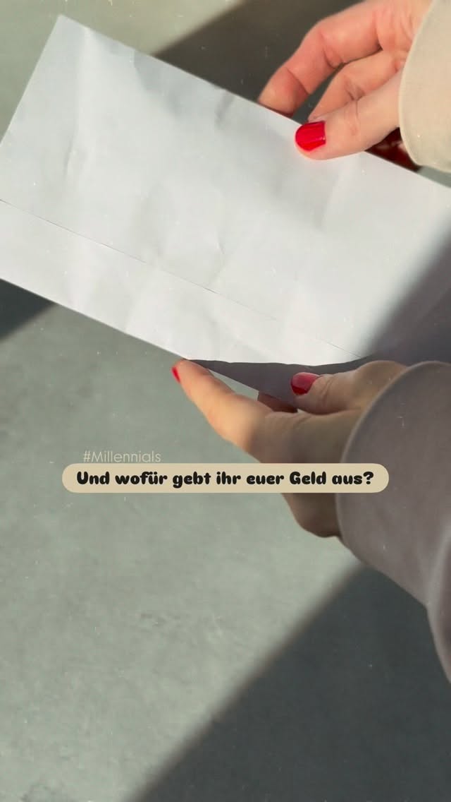 ✨ Manche Dinge verlieren nie ihren Zauber.
Und manchmal dauert es eben viele Jahre, bis sie wieder nach Hause finden. 

💗 Dieses kleine Pocahontas Set von 1995 war als Kind eins meiner liebsten von Polly Pocket. Doch leider ging ausgerechnet Pocahontas höchstpersönlich verloren. Ich habe den Staubsauger in Verdacht. 😅

🙏🏼 Und jetzt ist sie endlich wieder da. Ich habe lange recherchiert und endlich eine Ersatzfigur gekauft. 

👧🏻 #Millennials - wofür gebt ihr euer Geld aus?

🎀 Nostalgie Moment | 90s Kid | Childhood Memories | Polly Pocket Love | Millenials | Vintage Toy | Pocahontas | Millennial Throwback