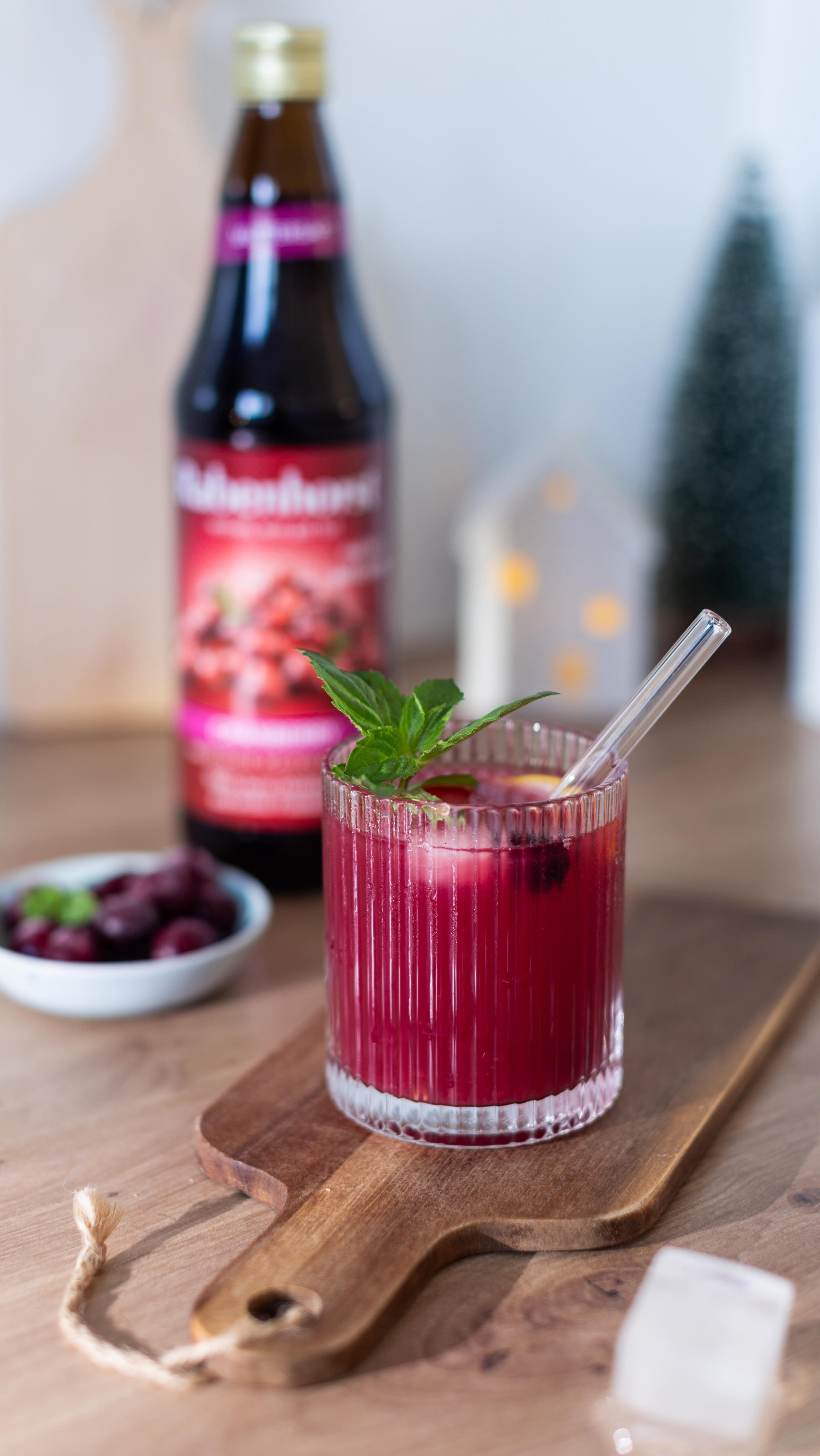 🥂 Ein Mocktail für den Jahreswechsel (Werbung): fruchtig, frisch und perfekt für alle, die alkoholfrei anstoßen möchten.
Cranberrysaft, Orangensaft, Ginger Ale und Sprudelwasser - dazu Orange, Cranberries, Minze und ganz viel Eis. ✨

📸 Das Reel entstand im Rahmen eines Kundinnenprojekts, bei dem ich das Foodstyling und die Content-Produktion übernommen habe.

💌 Wenn du für deine Marke Rezeptfotos oder Videocontent brauchst, melde dich gern bei mir: mail@anneklein.berlin

✨ Mocktail Inspiration | Silvester Drink | Beverage Styling | Cocktail ohne Alkohol | Food Fotografie | Content Creation