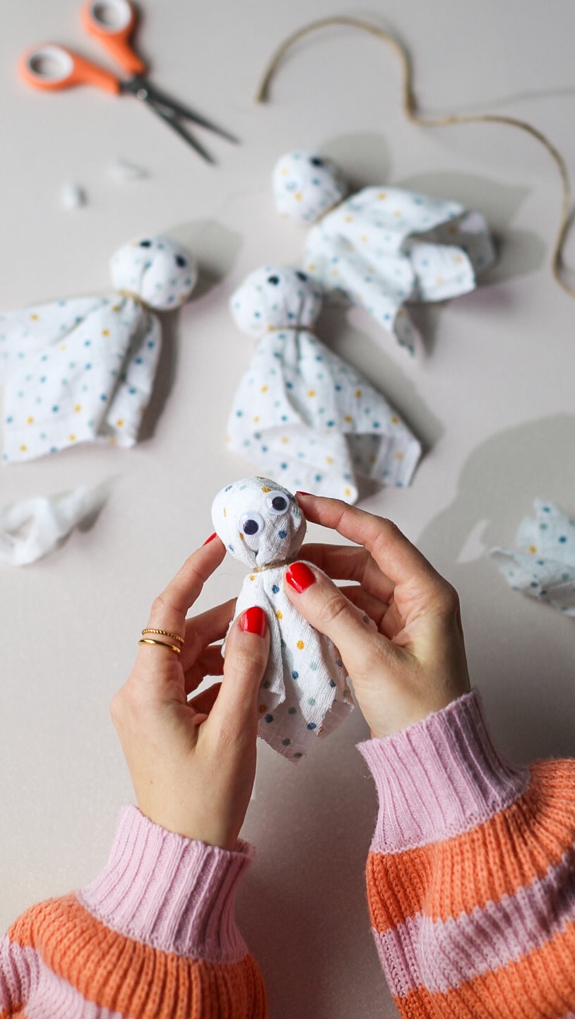👻 Aus alten Spucktüchern werden kleine Gespenster – nachhaltig, schnell und perfekt für Halloween.

🧵 Wie gefällt dir das Mini-DIY, das in fünf Minuten fertig ist? Klappt sogar mit Kindern. Alles, was du brauchst: etwas Watte, Garn und ein paar Wackelaugen.

✨ Ich mag solche kleinen Ideen, die ohne viel Aufwand umgesetzt werden – und bei denen aus alten Erinnerungsstücken etwas Neues entsteht.

✂️ DIY Idee | nachhaltige Halloween Deko | Upcycling Projekt