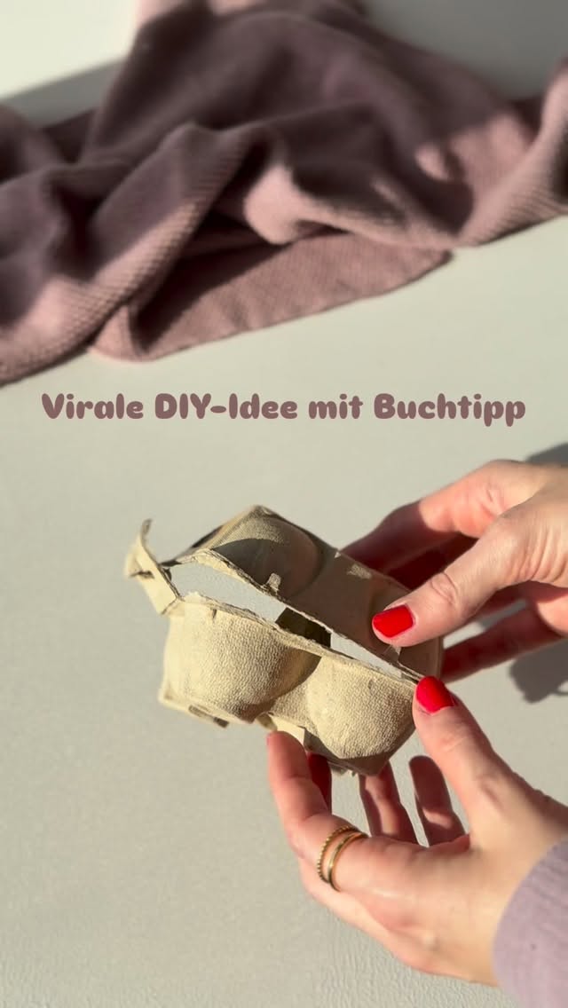 👻 Eine kleine Last-Minute-Idee für Halloween – aus alten Eierkartons werden kleine Gespenster. Schnell gemacht, nachhaltig und sogar kinderleicht.

🎨 Einfach die Spitzen des Eierkartons ausschneiden, anmalen und trocknen lassen. Fertig sind die Mini-Gespenster. Dieses Mal ist auch ein rosa Geist dabei - inspiriert von einem ganz besonderen Buch. 💗

📖 „Keiner gruselt sich vor Gustav“ ist eine herzerwärmende Geschichte über ein rosa Gespenst, das in der Gespensterschule auffällt, weil es nicht gruselig sein will. Ein Kinderbuch über Mut, Anderssein und die Stärke, sich selbst treu zu bleiben. 💗

🌙 Perfekt zum Vorlesen, Basteln oder einfach, um sich am Tag vor Halloween daran zu erinnern, dass „anders sein“ manchmal das Schönste ist.

🎃 DIY Idee | Halloween Basteln | Kinderbuch Tipp | Kreativzeit | Lesen mit Kindern