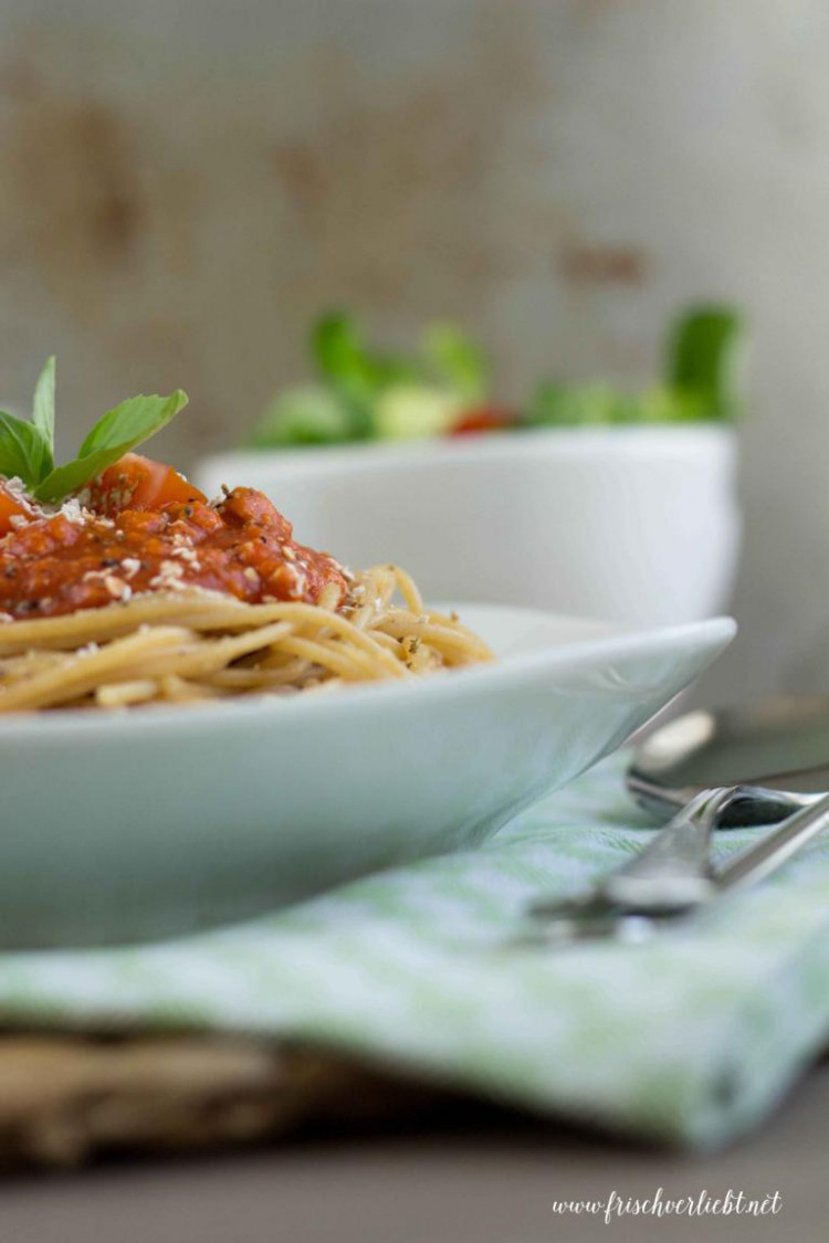 Vollkornspaghetti mit veganer Bolognese und Parmesan-Ersatz - Frisch ...