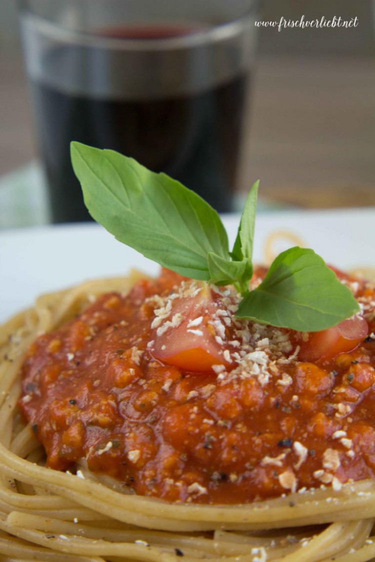Vollkornspaghetti mit veganer Bolognese und Parmesan-Ersatz - Frisch ...