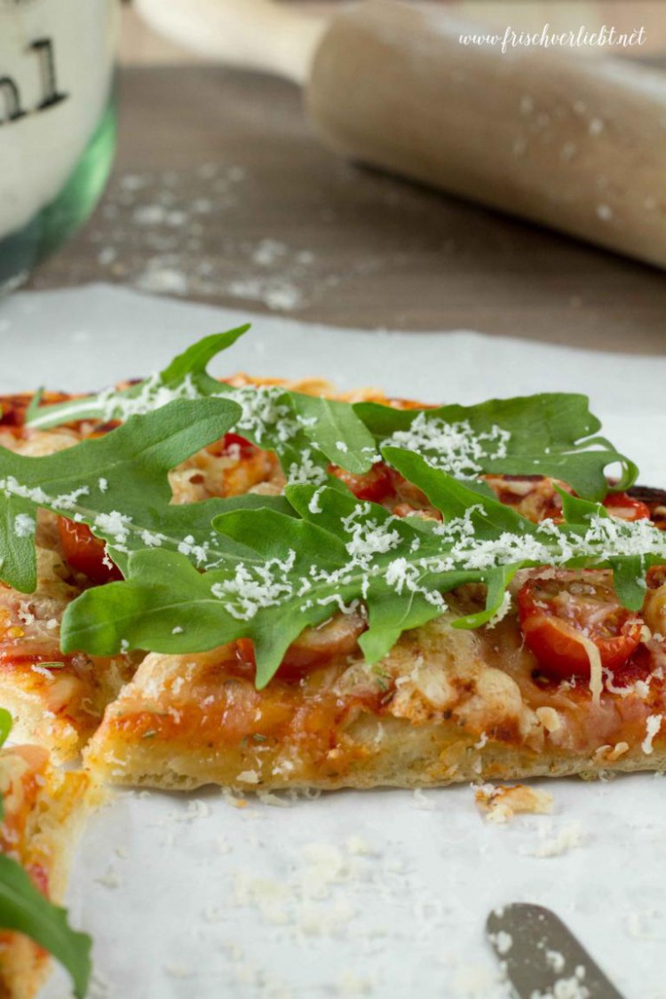 Rosmarin-Pizza mit Rucola und Tomaten - Frisch Verliebt - mein Blog für ... Rosmarin-Pizza mit Rucola und Tomaten - Frisch Verliebt - mein Blog für ...