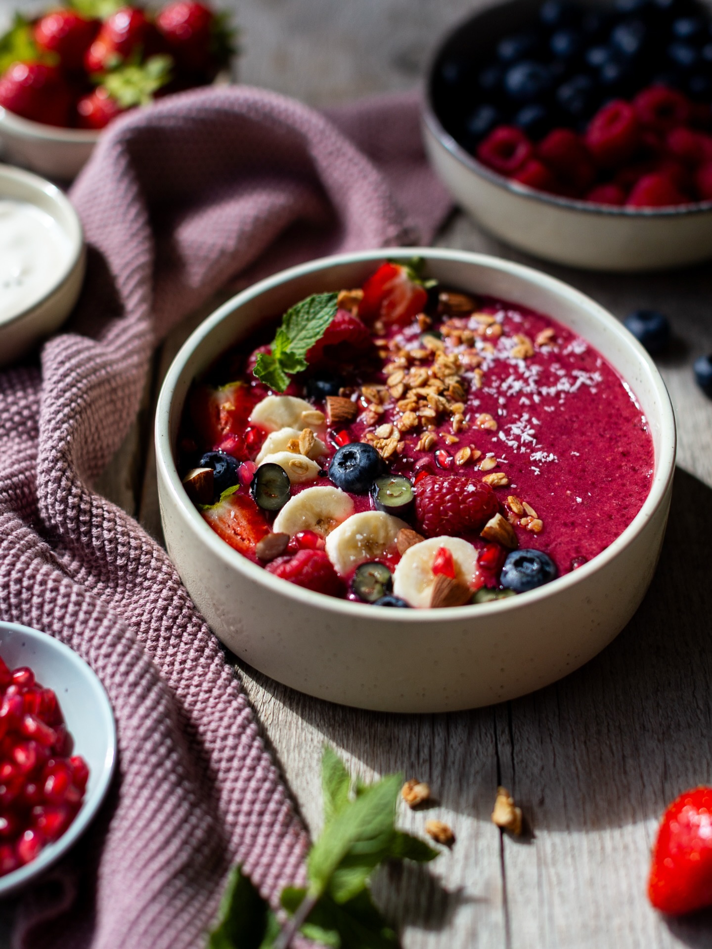 🍓 Fruchtig, beerig und einfach zum Löffeln - so sieht für mich die perfekte Smoothiebowl aus.

📸 Das Foodstyling und die Fotografie habe ich für ein Kundenprojekt umgesetzt. 

📮 Du suchst Unterstützung für dein nächstes Foodprojekt? Schreib mir gern: mail@anneklein.berlin 💌