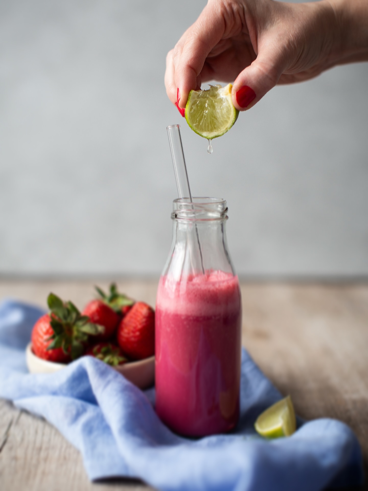 🍓 Beerenliebe im Glas 🍓

📷 Für dieses Kundenshooting habe ich das Foodstyling und die Shooting übernommen. Simples Seeting, kleine Details, natürliches Licht. 

☀️ Bei den aktuellen Temperaturen gibt’s doch kaum etwas Besseres als einen kalten, beerigen Smoothie. 

📮 Du suchst Unterstützung für dein nächstes Foodprojekt? Schreib mir gern: mail@anneklein.berlin 💌

#selbstständig #selbstständigkeit #freelancer #opentowork #marketing #socialmedia #influencermarketing #foodblogger #foodphotography #contentcreator #foodfotografie #foodfotograf #foodfotografin #foodfotografinberlin #berlin #frischverliebt #veggie #rezeptzumverlieben