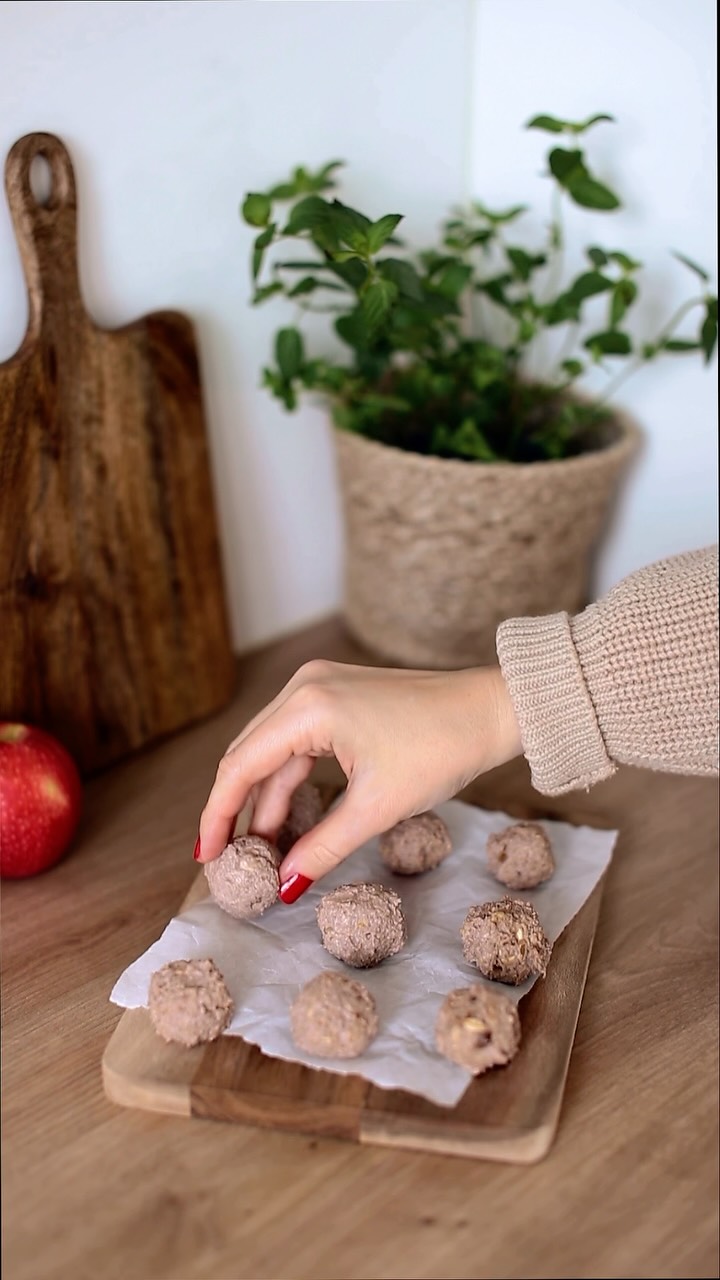 😍 Klein, rund und ziemlich healthy, aber vor allem lecker. 

✨ Die kleinen Energy Balls sind schnell gemacht und der perfekte Snack für zwischendurch. Möchtest du das Rezept haben? Dann kommentiere mit „Energy“.