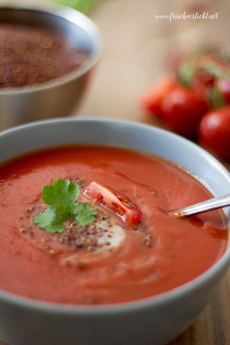 Vegane Tomatensuppe mit Quinoa - Frisch Verliebt