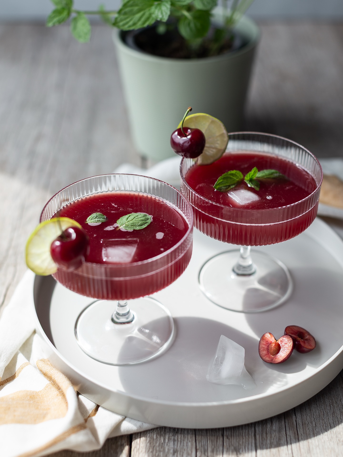 🍒 Ein Mocktail mit Kirschen und frischer Minze - perfekt für die Tage, an denen es langsam ruhiger wird.
Noch eine Woche bis Weihnachten. Unglaublich, oder? ✨

📸 Das Foto entstand im Rahmen einer Content-Produktion, bei der ich das Foodstyling und die Fotografie übernommen habe.

💌 Du brauchst Foto- oder Videocontent für deine Marke? Schreib mir gerne: mail@anneklein.berlin

✨ Beverage Photography | Food Fotografie | Mocktail Inspiration | Festive Drinks | Content Creation | Weihnachten 2025