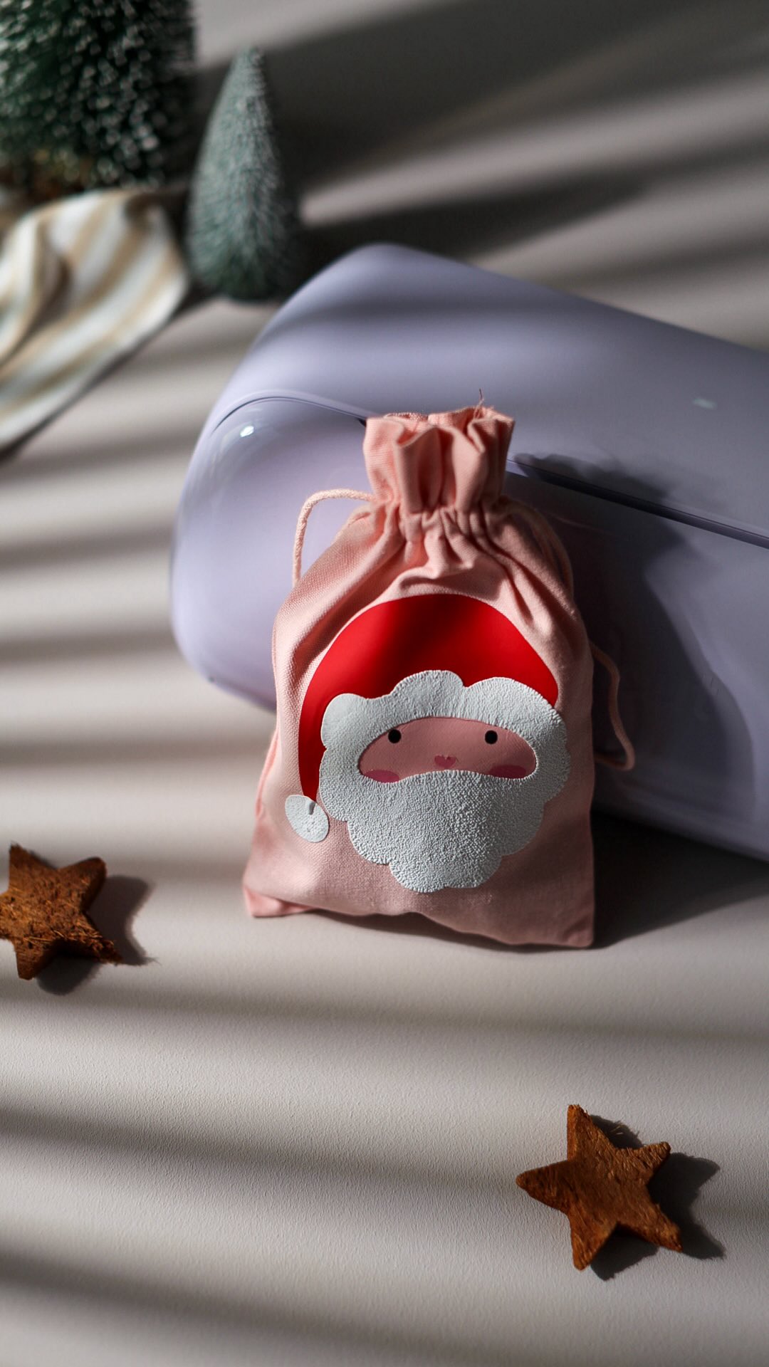 🎅🏼 (Werbung) Ich habe einen rosa Jutebeutel weihnachtlich mit verschiedenen Iron-On Folien und der neuen Puff Iron-On von Cricut gestaltet. Nach dem Pressen wird die neue Folie richtig tollen 3D-Effekt. Perfekt für Santas Bart. 🤍

🎁 Der Beutel ist ideal für kleine Weihnachtsgeschenke: etwas Schoki, ein Gutschein oder eine Karte rein und schon hast du ein liebevolles Weihnachtsgeschenk für Nachbar*innen, Erzieher*innen oder die beste Freundin. 

✂️ Alle Einzelteile habe ich mir in wenigen Minuten von meinem Cricut Joy Xtra (Limited Edition Lavendel) perfekt ausschneiden lassen. Übertragen habe ich dann alles mit der Cricut EasyPress Mini. 

💡 Hinweis: Bei der neuen Puff-Iron musst du beim Übertragen mit deiner Heizpresse sehr viel Druck ausüben. Dann bekommst du ein ganz glattes, weiches Ergebnis. Bei weniger Druck erhältst du dieses etwas gröbere Finish wie in meinem Reel - ideal für den Bart vom Weihnachtsmann. 

📱 Das komplette Projekt findest du in meinem Design Space Profil („Anne Klein“). 

✨ Cricut Joy Xtra | Puff Iron-On | DIY Weihnachten | Weihnachtsbeutel | Geschenkideen | Iron-On Projekt | Cricut Inspiration | Handmade Christmas