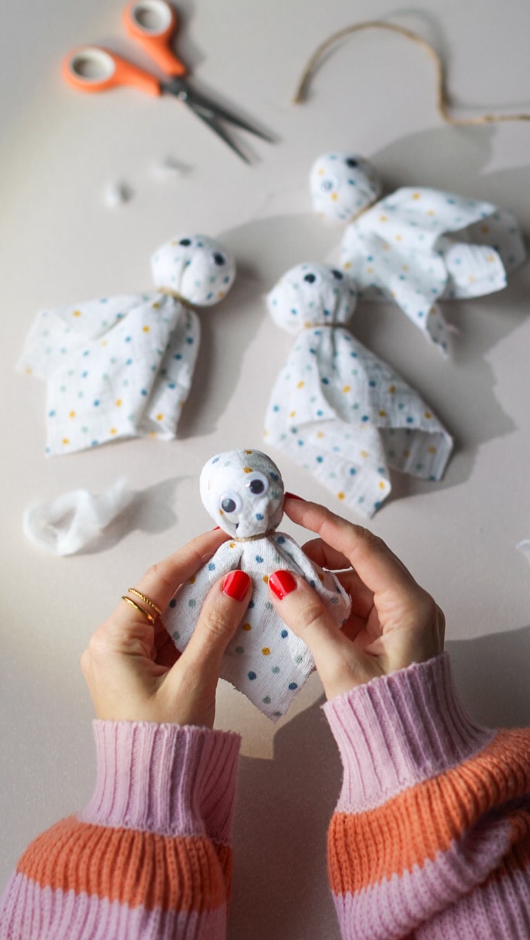 👻 Alte Spucktücher musst du nicht wegschmeißen. Mit dieser schnellen DIY Idee zauberst du in wenigen Minuten süße Gespenster für Halloween. 😍