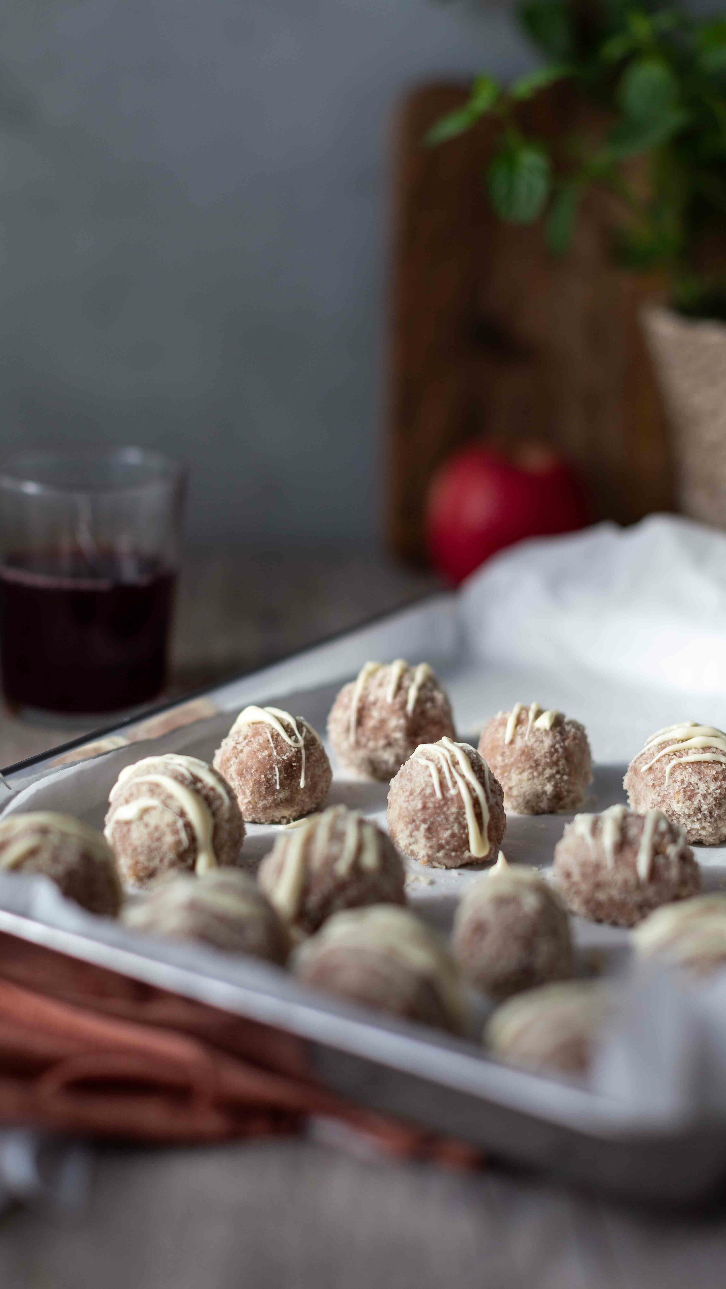 ✨ Kleine Kugeln, große Wirkung: Diese Bliss Balls sind der perfekte Snack für zwischendurch. (Werbung) Sie sind gesund und in wenigen Minuten gemacht. Einmal vorbereitet, halten sie sich mehrere Tage und liefern neue Energie, wenn sie gebraucht wird. 

💪🏻 Ob als Energy Balls für’s Büro, den Nachmittag auf dem Sofa oder als süßer Snack nach dem Sport - sie schmecken einfach immer.

📸 Das Rezept entstand im Rahmen einer Kundinnenproduktion, bei der ich das Foodstyling und die Videoproduktion übernommen habe.

💌 Du suchst Rezeptfotos oder Videocontent für deine Marke? Schreib mir gerne: mail@anneklein.berlin

✨ Bliss Balls | Energy Balls | Gesunder Snack | Food Fotografie | Content Creation | Natürlich Naschen | Rezeptidee
