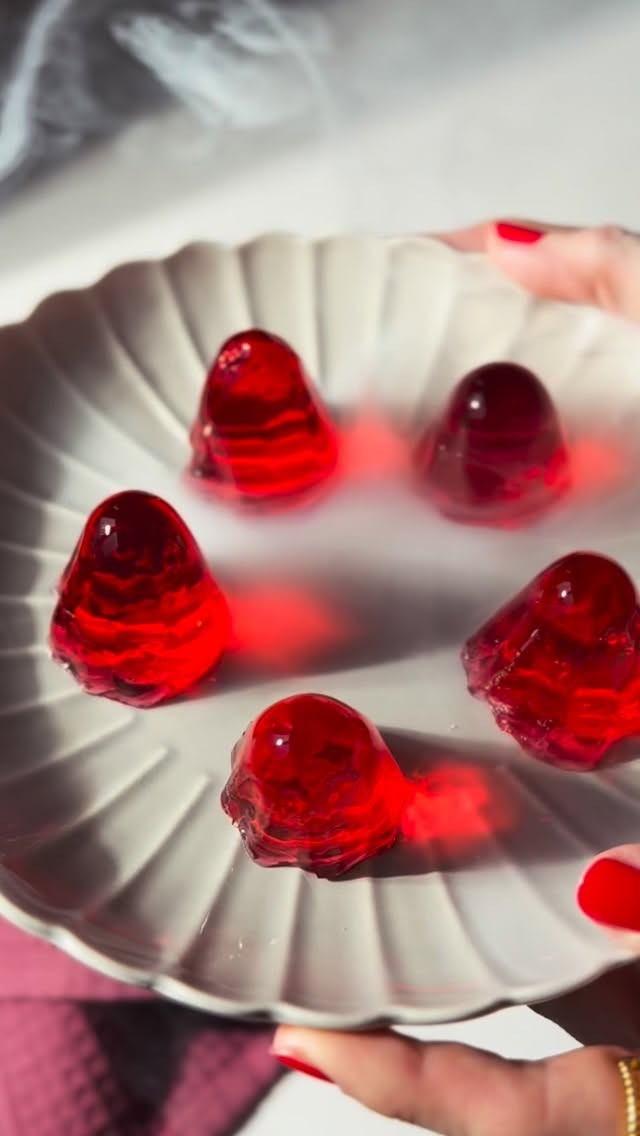 👻 Ich wollte nur ein paar süße Wackelpudding-Geister machen. Easy, dachte ich. Tja… fast. 😄 

💨 Ich habe bei dieser Content Produktion übrigens das erste Mal mit künstlichem Nebel gearbeitet. Was für ein Spaß! 😍 

🫣 Die Wackelpudding-Gespenster kann ich nur bedingt empfehlen. Spoiler: Aus der Silikonform wollen sie nur mit gutem Zureden und warmem Wasser. 

🫠 Mein Tipp: Mit einem Messer eine Ecke vorsichtig lösen. Die Form kurz anwärmen (aber wirklich nur kurz) und die herausgenommen Gespenster direkt wieder in den Kühlschrank stellen. Dann bleiben die Geister standhaft – meistens jedenfalls. Auch kannst du etwas weniger Wasser als auf der Verpackung angegeben verwenden. 

👀 Und wie sieht es mit der Deko aus? Zuckeraugen? Halten nicht. Zuckerschrift? Noch schlimmer. Schade Schokolade. 🍫 

✨ Manchmal steckt der Zauber eben im Chaos. 😁

🎃 Halloween Buffet | Food Fotografie | DIY Dessert | spooky inspo | Rezeptidee