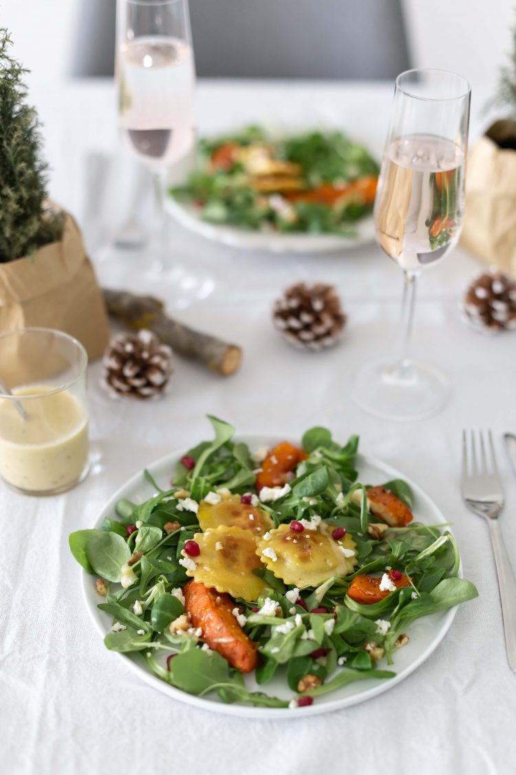 Rezept: Wintersalat Ziegenfrischkäse-Raviolo &amp; karamellisiertem Kürbis