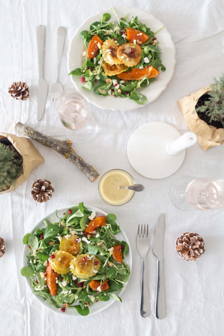 Rezept: Wintersalat Ziegenfrischkäse-Raviolo &amp; karamellisiertem Kürbis