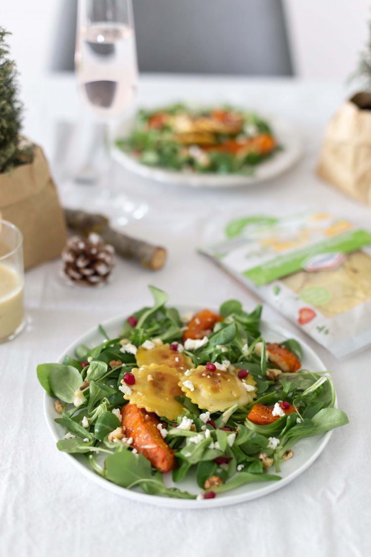 Rezept: Wintersalat Ziegenfrischkäse-Raviolo &amp; karamellisiertem Kürbis