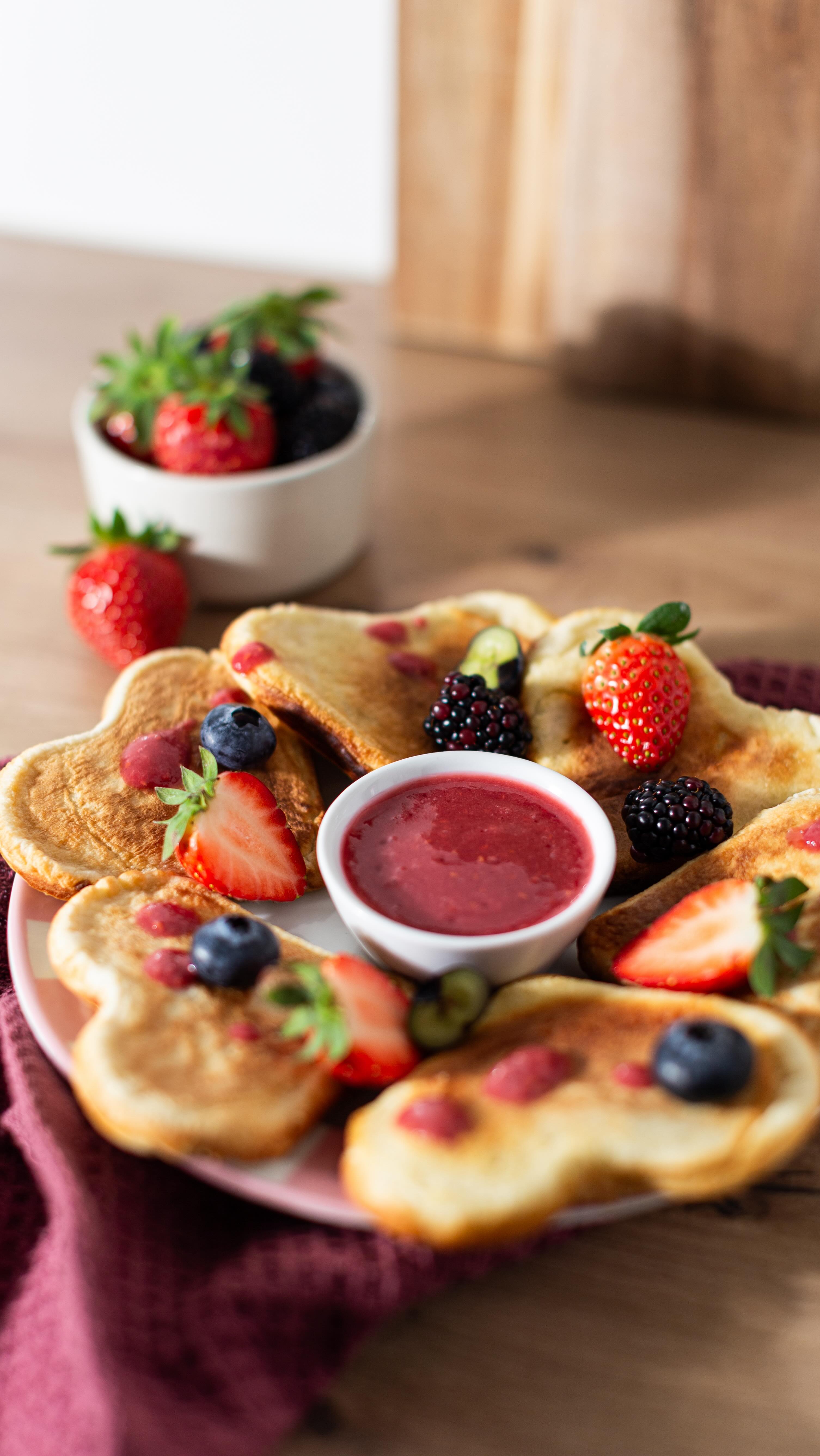💘 Herz-Pancakes - weil heute einfach ein guter Tag ist, um Liebe zu verschenken. Für sich, für andere oder einfach so. 

🥞 Die kleinen goldbraunen Pancakes sind super easy gemacht und schmecken perfekt zusammen mit einer fruchtigen Beerensauce. 

📸 Das Reel entstand im Rahmen einer Content-Produktion. Styling und Umsetzung wie immer von mir.

💌 Du brauchst Foto- oder Videocontent für deine Brand? Ich freue mich über Anfragen an mail@anneklein.berlin 

✨ Pancake | Herz | Frühstücksideen | Valentinstag 2026 | Food Content | Foodfotografie | Cozy Food | Love is all