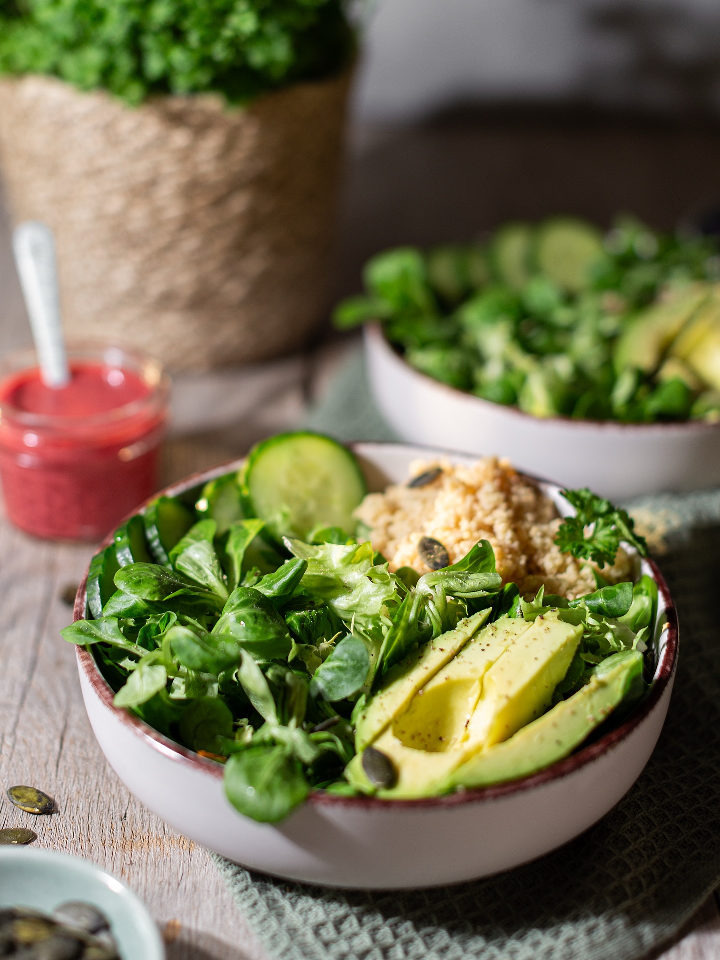 🥗 Heute Mittag schon ‘was vor? Wie wäre ein Date mit dieser leckeren Green Bowl mit Feldsalat, Gurke und Avocado. 

🍓 Dazu gibt’s Couscous und ein fruchtiges Beerendressing. 

📸 Das Foto entstand im Rahmen einer Kundenproduktion, bei der ich das Foodstyling und das Shooting übernommen habe.

💌 Du brauchst Foto- oder Videocontent für deine Marke? Ich freue mich über Anfragen an mail@anneklein.berlin

✨ Food Fotografie | Content Creation | Bowl Love | Green Bowl | Styling
