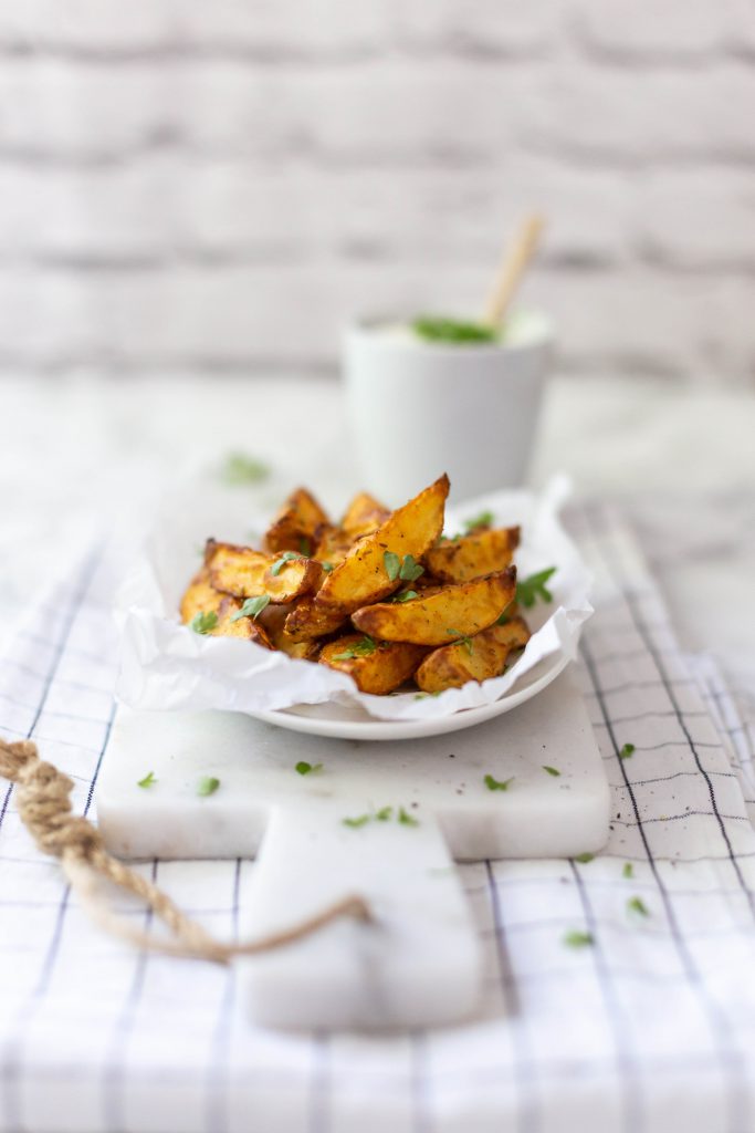 Knusprige Kartoffelspalten mit Soja-Dip - veganes Rezept - Frisch Verliebt