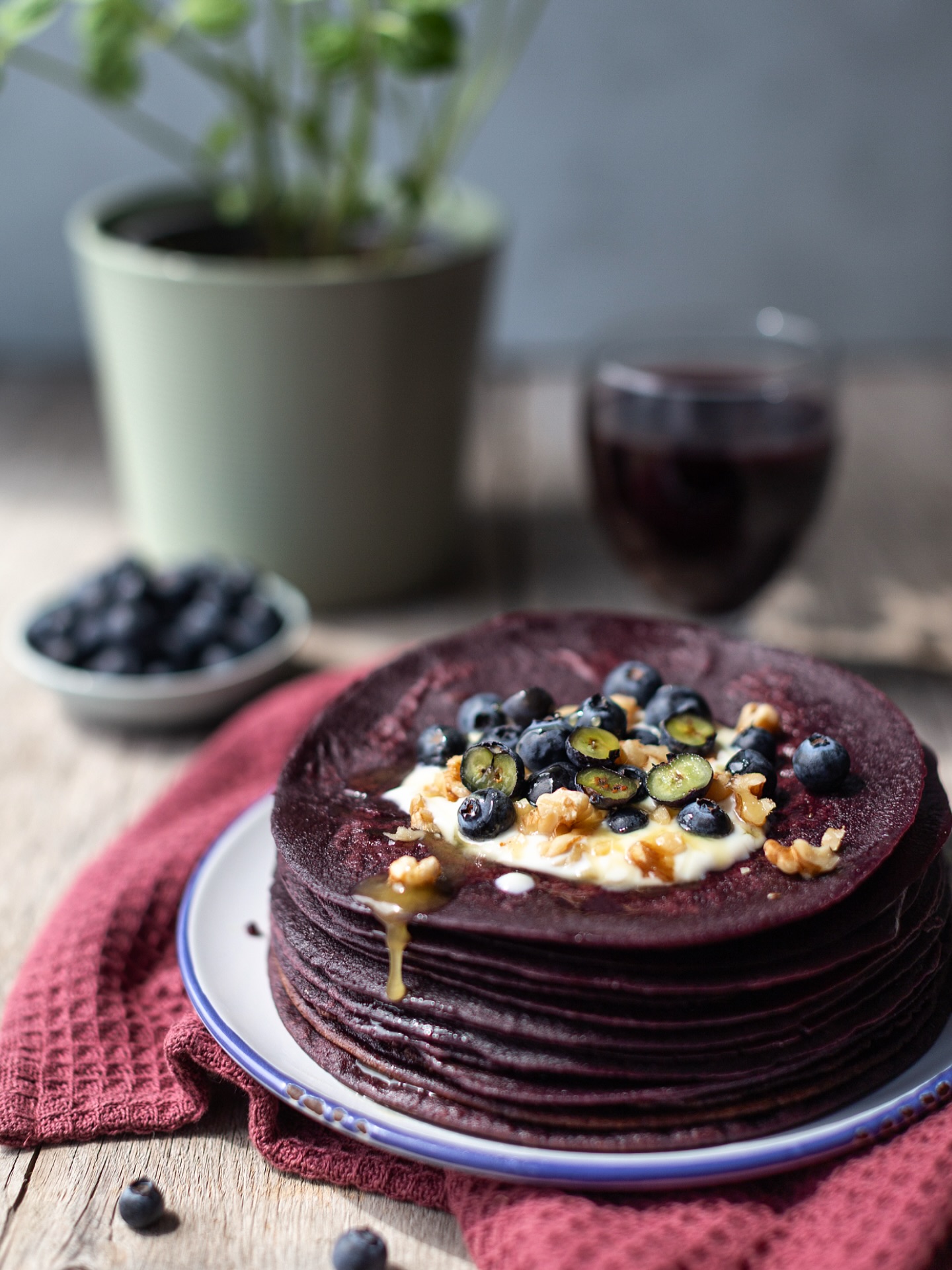 🫐 Pancakes in sattem Dunkellila – mit Waldheidelbeer-Saft im Teig und allem, was das Foodie-Herz höher schlagen lässt: veganer Joghurt, frische Heidelbeeren, Walnüsse und Ahornsirup. 

📸 Das Styling und die Foodfotografie stammen wie immer von mir – dieses Mal für ein besonders fruchtiges Frühstücksprojekt. 

📮 Du suchst Unterstützung für dein nächstes Foodprojekt? Schreib mir gern: mail@anneklein.berlin 💌