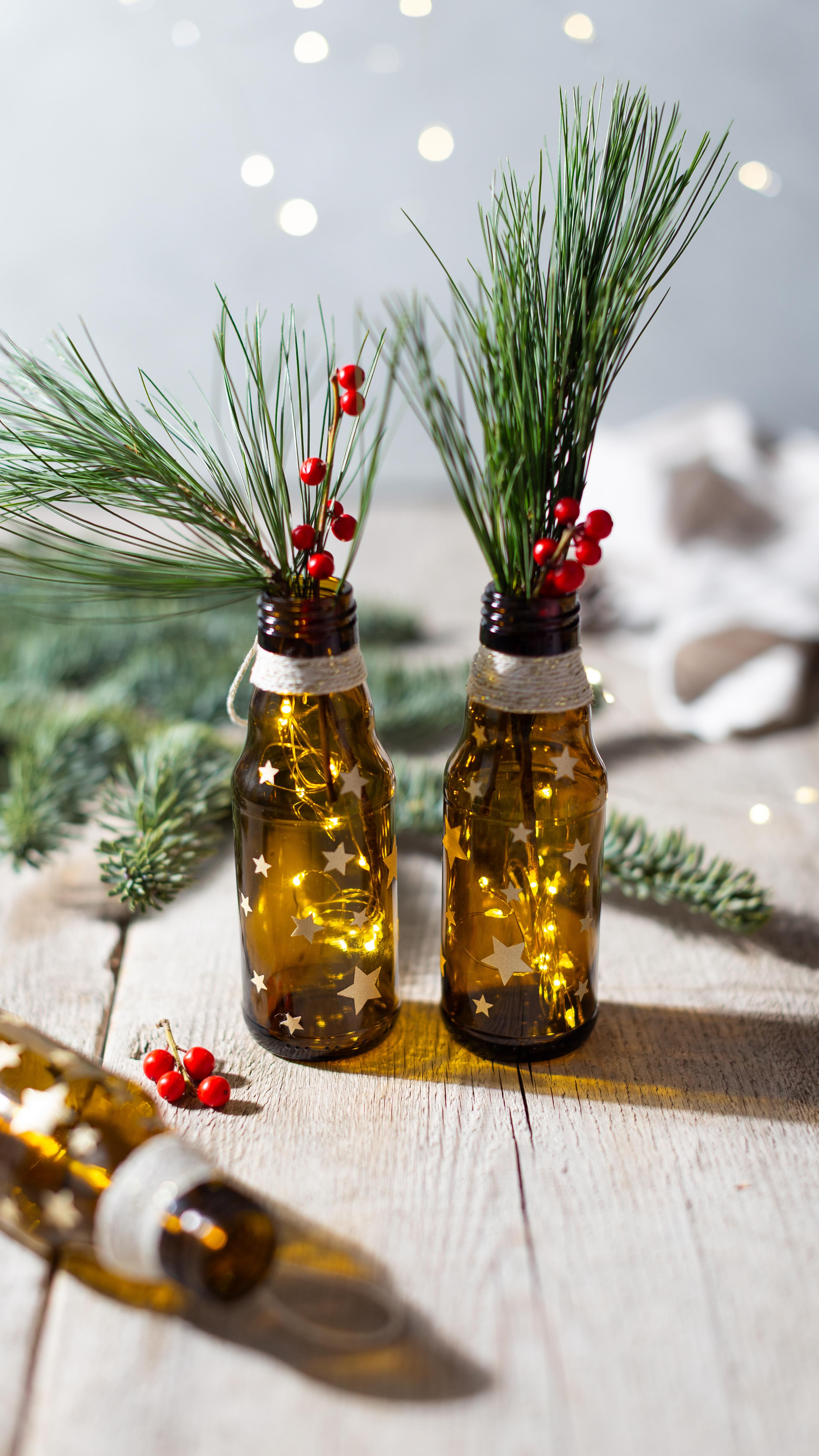 ⭐️ Aus kleinen Flaschen werden leuchtende Deko-Elemente für die Weihnachtszeit. (Werbung) Mit ein paar goldenen Sternen, etwas Garn, einer Lichterkette und ein paar Zweigen entsteht in wenigen Minuten eine schöne Upcycling-Idee.

🌿 Die kleinen Flaschen lassen sich einfach an eine Tannengirlande hängen und sorgen abends für ein warmes, gemütliches Licht.

🎄 Man könnte in die kleinen Flaschen auch noch einen Geldschein stecken. So hat man ein schnelles und hübsches Geldgeschenk für Weihnachten. 

✨ Upcycling Idee | Weihnachtsdeko DIY | nachhaltig dekorieren | Weihnachten 2025 | kreative Inspiration
