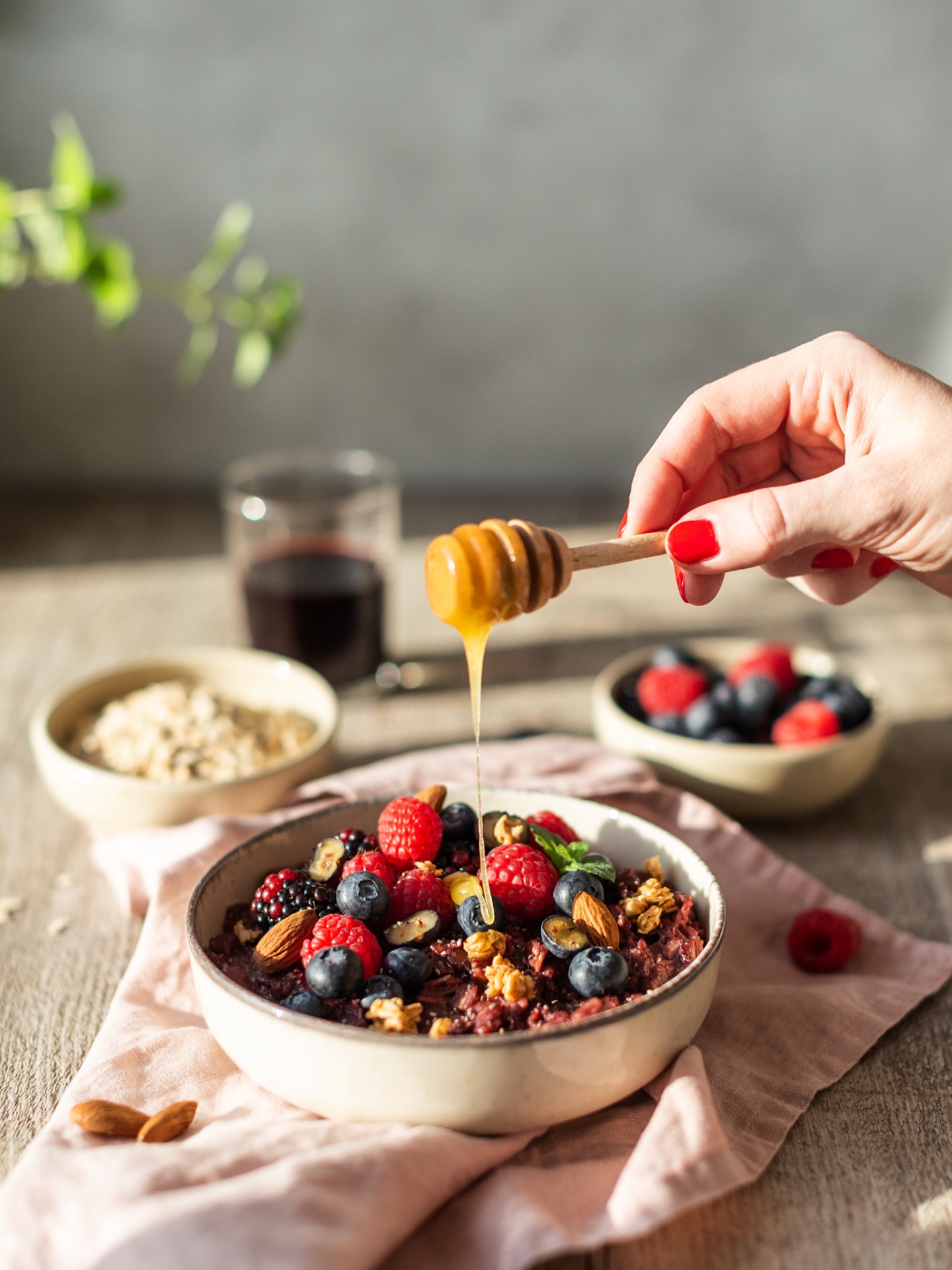 🍓 Fruchtiger Porridge-Start in den Tag - mit Beeren, Nüssen und einem Hauch Wochenende.

📸 Dieses Bild stammt aus einem aktuellen Kundenshooting, bei dem ich das Foodstyling und die Fotografie übernehmen durfte.

😍 Ich liebe solche Aufträge. 

📮 Du suchst Unterstützung für dein nächstes Foodprojekt? Schreib mir gern: mail@anneklein.berlin 💌