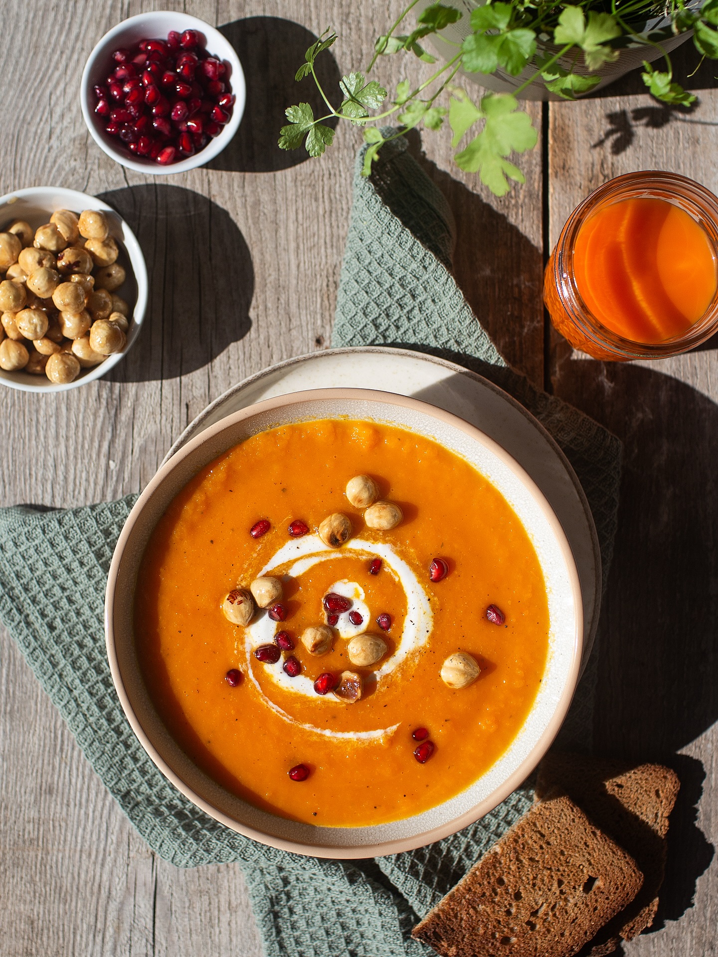 🥕 Möhrensuppe mit Möhrensaft, Orangenabrieb, Granatapfelkernen und karamellisierten Haselnüssen – Soulfood für graue Tage und eins meiner Lieblingsmotiv aus einem aktuellen Kundenshooting.

📸 Foodstyling und -fotografie stammen von mir. 

🍂 Und mal ehrlich: Obwohl wir Juli haben, fühlt sich diese Woche doch nach Herbst an, oder? 

📮 Du suchst Unterstützung für dein nächstes Foodprojekt? Schreib mir gern: mail@anneklein.berlin 💌 

#selbstständig #selbstständigkeit #freelancer #opentowork #marketing #socialmedia #influencermarketing #foodblogger #vegetarian #contentcreator #foodfotografie #foodfotograf #foodfotografin #foodfotografinberlin #berlin #frischverliebt #veggie #rezeptzumverlieben