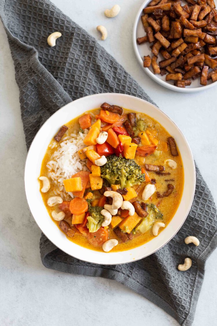 Rezept: veganes Curry mit Tofu, Cashews &amp; Paprika - Frisch Verliebt Blog