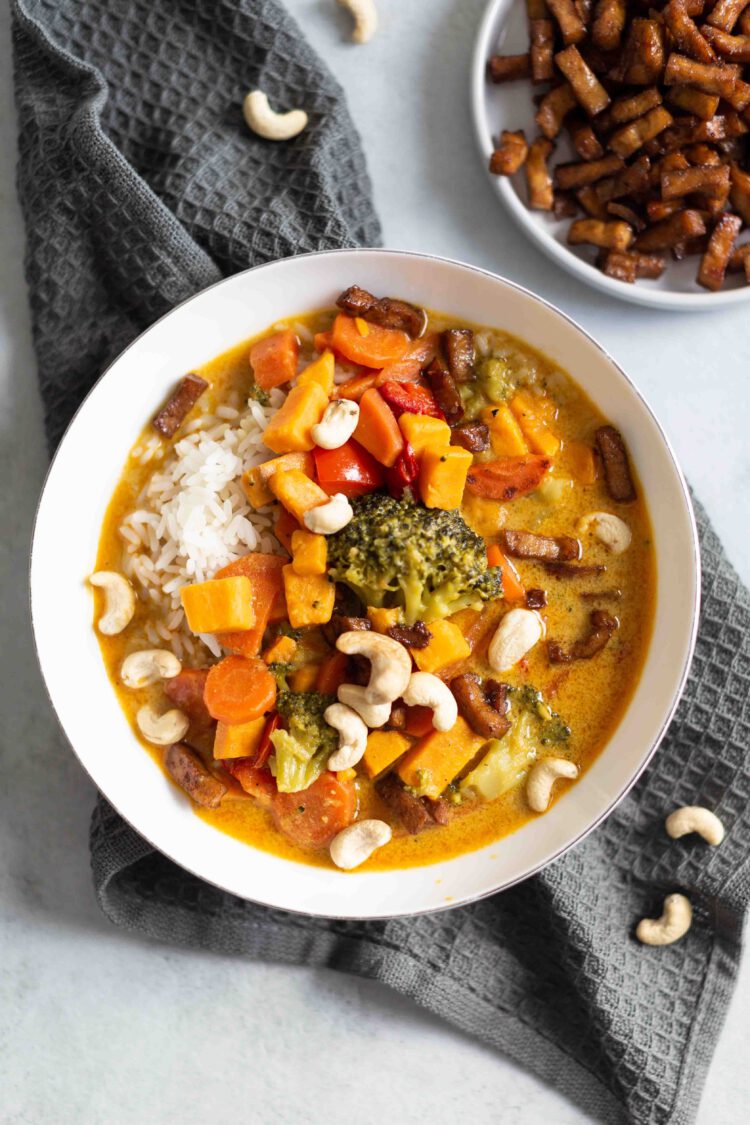 Rezept: veganes Curry mit Tofu, Cashews &amp; Paprika - Frisch Verliebt Blog