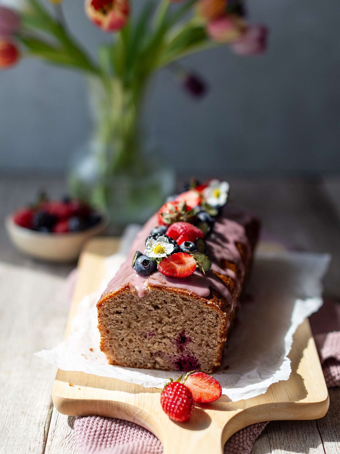 🌸 Na? Fühlst du auch den Frühling? Da bekomme ich direkt Lust auf diesen fruchtigen Kuchen mit Beeren als Topping. 🍓

📸 Das Foto entstand im Rahmen einer Kundenproduktion, bei der ich das Styling und das Shooting übernommen habe.

💌 Du brauchst Foto- oder Videocontent für deine Marke? Ich freue mich über Anfragen an mail@anneklein.berlin.

✨ Spring 2026 | Erdbeer Rezept | Food Fotografie | Content Creation