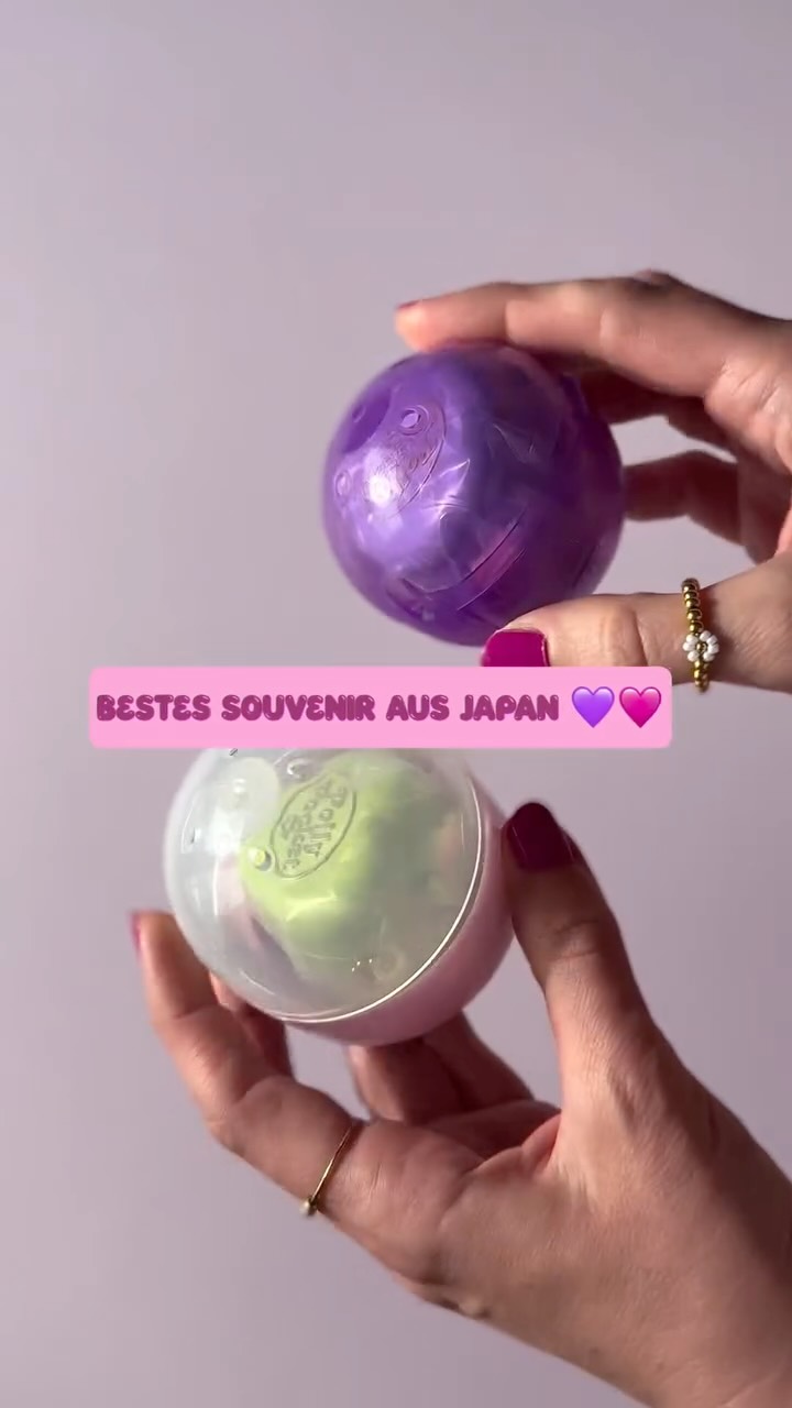 Für immer Polly Pocket Liebe. 💜

Diese kleinen Kugeln wurden mir aus dem Urlaub in Japan mitgebracht und was soll ich sagen: Das ist das beste Souvenir, das ich je bekommen habe. 🥹

Wo sind hier die Polly Pockets Fans? 🥰

✨ Souvenir aus Japan | Polly Pocket | Millenials | Millenial | 90s