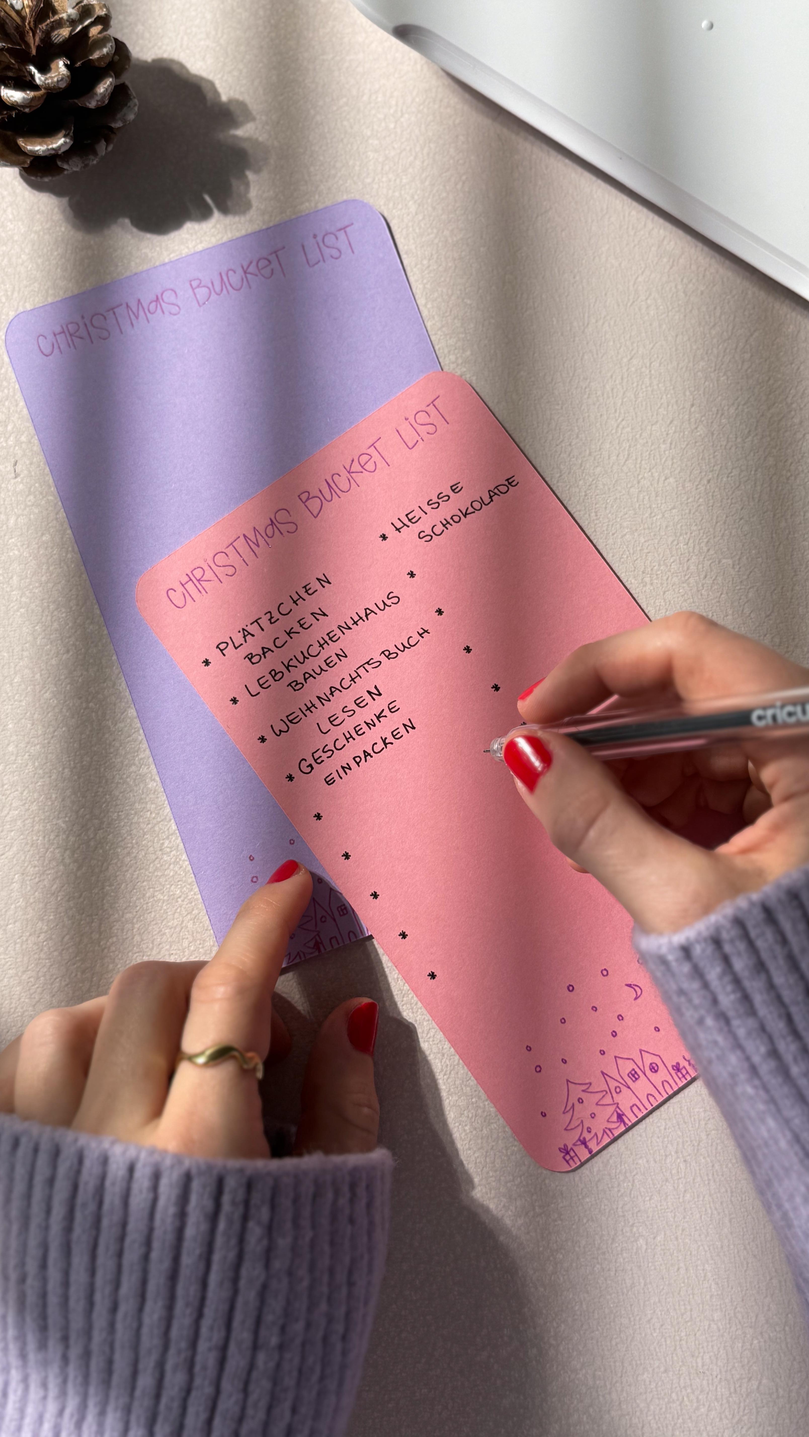 📋 Was steht auf deiner Bucket List für die Weihnachtszeit? (Werbung) Ich liebe es, mir kleine, schöne Dinge für die Saison aufzuschreiben - ganz ohne Druck, einfach nur für die Vorfreude. Notiert wird nur, was sich gut anfühlt und worauf ich wirklich Lust habe.

✂️ Für meine Christmas Bucket List hatte ich Unterstützung von meinem Cricut Joy. Die kleine intelligente Schneidemaschine hat für mich das Schreiben und Zeichnen mit Glitzergelstiften und danach das Ausschneiden übernommen. 🙏🏼✨

🖋️ Ich notiere dann nur noch die einzelnen Vorhaben, da ich das lieber handschriftlich mache. 

📱 Das Projekt findest du zum Nachmachen in meinem Design Space Profil (Anne Klein) - einmal mit kleinen Sternen als Aufzählungszeichen und einmal ohne. Speicher dir das Projekt gerne ab. 

💡 Die liebe Babsi von @barbxx_com hat mich zu diesem Projekt inspiriert. 🙏🏼

🎄 Weihnachten DIY | Cricut Joy Xtra | Bastelideen | Papierprojekte | Kreative Inspiration | Handmade Christmas | Winter DIY