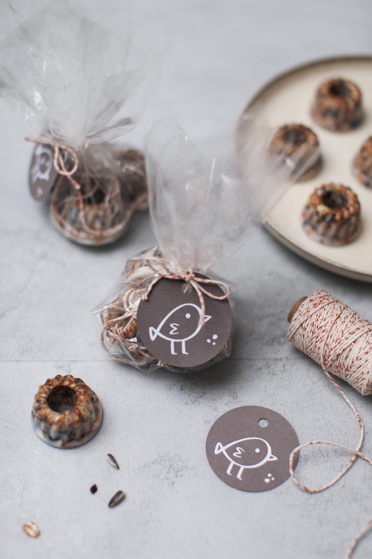 Vogelfutter als kleine Gugelhupfe selber machen - perfekt als Geschenk