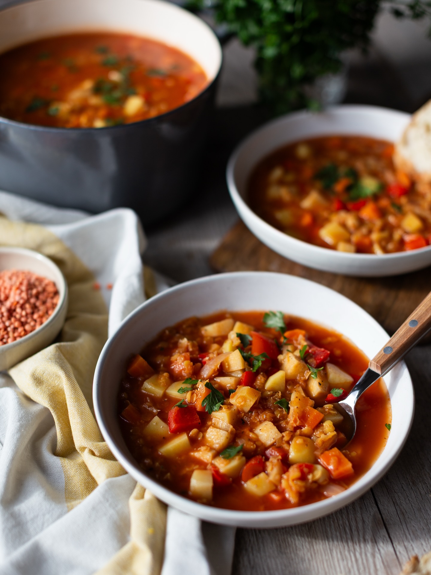 🥣 Karotten, Pastinake, Kartoffeln, Paprika und rote Linsen - mehr braucht es manchmal nicht für ein leckeres Mittagessen oder schnelles Abendbrot in der kalten Jahreszeit. ❄️

🍲 Ich liebe solche einfachen Gerichte, die nur aus guten Zutaten bestehen und trotzdem so viel Genuss auf den Tisch bringen.

📸 Der Eintopf entstand im Rahmen einer Kundinnenproduktion, bei der ich das Foodstyling und die Fotografie übernommen habe.

💌 Wenn du für deine Marke Rezeptfotos oder Videocontent brauchst, melde dich gern bei mir: mail@anneklein.berlin

✨ Winter Comfort Food | Food Fotografie | Content Creation | Seasonal Cooking | Cozy Kitchen