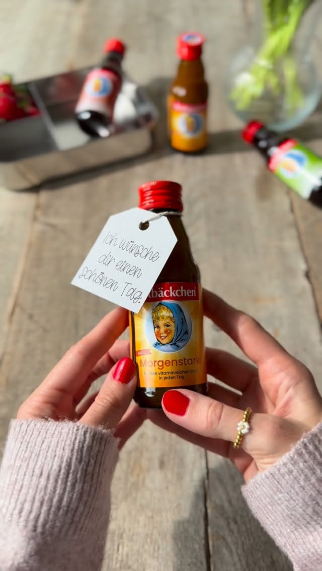 😍 Wer würde sich nicht über ein  Nachricht mit „Ich hab dich lieb“ oder „Viel Erfolg heute“ freuen?

📷 Für dieses Kundenprojekt durfte ich diese goldige DIY-Idee entwickeln und umsetzen. So wird aus einer einfachen, kleinen Saftflasche in wenigen Minuten eine persönliche Überraschung.

✍🏼 Welche Nachricht würdest du auf eine Flasche schreiben? ✨

💌 Du brauchst Foto- oder Videocontent für deine Marke? Ich freue mich über Anfragen an mail@frischverliebt.net

✨DIY | Affirmation | Lunch Box für Kinder | Food Fotografie | Content Produktion