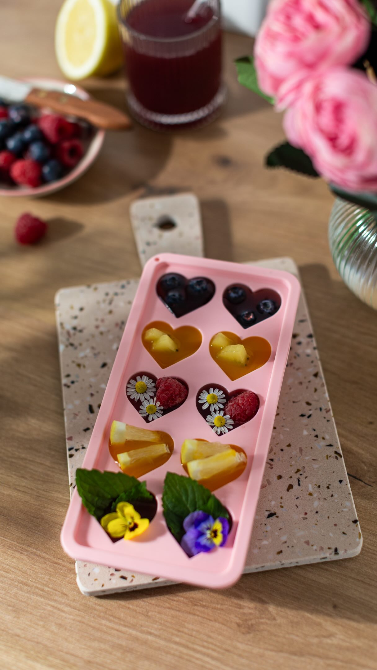 ✨ Die schönsten Eiswürfel des Sommers.

🧊 Bei gefühlten 1.000 Grad braucht aktuell jedes meiner Getränke ein paar Eiswürfel. 🥵☀️

🌸 Mit ein paar Extras werden die Eiswürfel zu einem echten Hingucker. Welche Zutaten würdest du nehmen?

✨ DIY | Sommer | Eiswürfel | Getränke | Food Inspiration | Food Fotografie | Content Creation